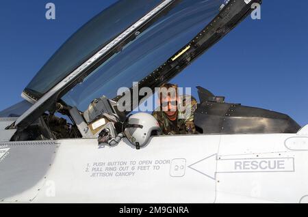 Im Rahmen der Operation ADLER bereitet STAFF Sergeant Roy S. Bunting, CrewChief mit dem 188. Kampfflug, Arkansas Air National Guard, Fort Smith, Arkansas, das Cockpit und den Schleudersitz einer F-16C Fighting Falcon für ihren nächsten Start vor. Betreff Operation/Serie: ADLERBASIS: Fort Smith Bundesstaat: Arkansas (AR) Land: Szene der Vereinigten Staaten von Amerika (USA) Hauptkommando gezeigt: ACC Stockfoto