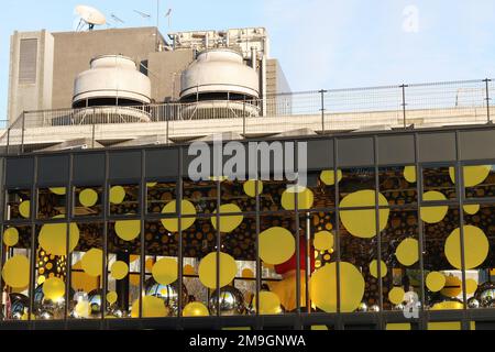 TOKIO, JAPAN - 18. Januar 2023: Außenansicht von Yayoi Kusama x Louis Vuitton, einem Pop-up-Geschäft in der Gegend von Tokio Harajuku. Die 1960er. Co-Op Olympi Stockfoto