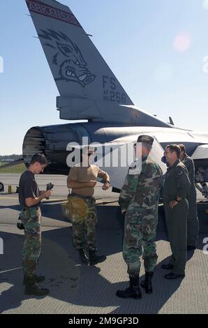 Während der Operation ADLER Aktivierung, 188. Kampfflügel, Arkansas Air National Guard, Fort Smith Arkansas, Technischer Sergeant Jerry L Wells, USAF (links, Mitte), Crew CHIEF, Spricht mit Major General Donald C. Morrow, dem Adjutanten General von Arkansas, über Flugalarmverfahren. Zusammen mit Major General Morrow sind Colonel John R. Dallas, 188. Fighter Wing (FW) Vice Commander, USAF (rechts), und Lieutenant Colonel Daniel E. Shewmaker, USAF (rechts hinten), Befehlshaber der 188. Operations Group (OG). ADLER ist eine teilweise Mobilisierung der Reserven für Heimatschutz und zivilschutz Stockfoto