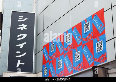 TOKIO, JAPAN - 11. Oktober 2022: Details von Cine Quinto, einem Kunstkino in Shibuya. Die Poster sind für das Tokyo International Film Festival. Stockfoto