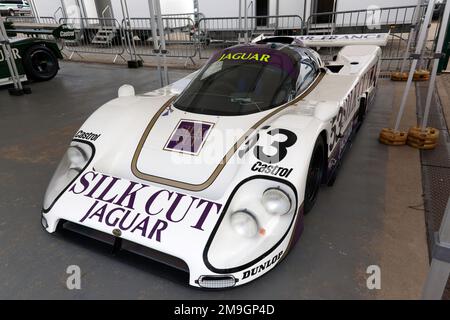 Dreiviertel-Vorderansicht eines 1986, Jaguar XJR6, der in Le Mans von G Brancatelli und Win Percy gefahren wird und im Silverstone Classic 2022 ausgestellt wird Stockfoto