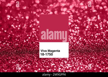 Hintergrund Viva Magenta mit verschwommenem Glitzereffekt. Farbe des Jahres 2023. Stockfoto