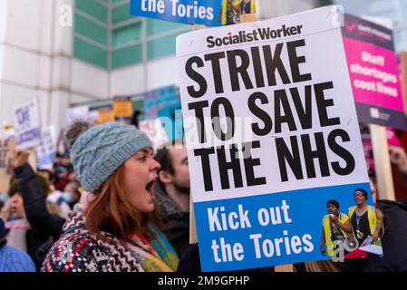 University College London, London, Großbritannien. 18. Januar 2023. Es findet eine Protestkundgebung und ein marsch statt, um streikende Gesundheitspersonal zu unterstützen, die bessere Löhne und Arbeitsbedingungen fordern. Demonstranten versammelten sich vor der UCL, um in die Downing Street zu marschieren, mit Botschaften für die Regierung. Streik, um das NHS-Plakat zu retten Stockfoto