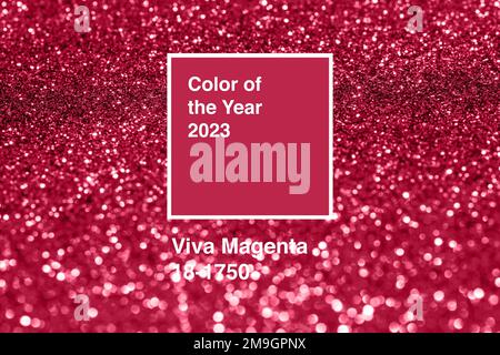 Hintergrund Viva Magenta mit verschwommenem Glitzereffekt. Farbe des Jahres 2023. Stockfoto