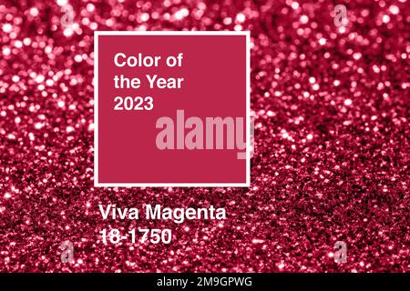 Hintergrund Viva Magenta mit verschwommenem Glitzereffekt. Farbe des Jahres 2023. Stockfoto