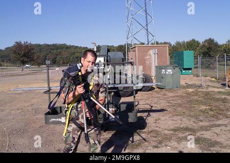 188. Fighter Wing, Arkansas Air National Guard, Fort Smith Arkansas, SENIOR MASTER Sergeant Dennis L. Brambl, Base Multimedia Manager, verlässt den Marklift nach Abschluss einer Videoaufgabe 80 Meter über dem Boden. Basis: Fort Smith Bundesstaat: Arkansas (AR) Land: Szene der Vereinigten Staaten von Amerika (USA) Hauptkommando dargestellt: ACC Stockfoto