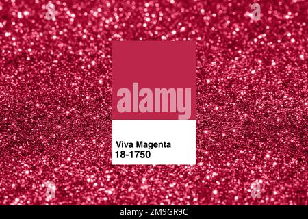 Hintergrund Viva Magenta mit verschwommenem Glitzereffekt. Farbe des Jahres 2023. Stockfoto