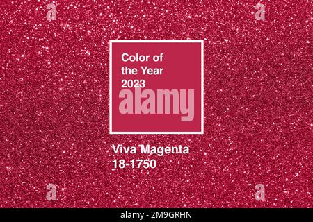 Hintergrund Viva Magenta mit verschwommenem Glitzereffekt. Farbe des Jahres 2023. Stockfoto