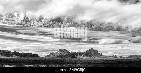 Schwarz-weiße Landschaft mit den Eagletail Mountains in Arizona, USA Stockfoto