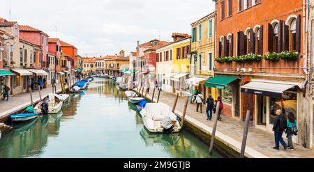 VENEDIG, ITALIEN - 25. SEPTEMBER 2019: INSEL MURANO, VENEDIG, ITALIEN. Farbenfrohe traditionelle Häuser im Murano. Murano Island in der Lagune von Venedig, Nor Stockfoto