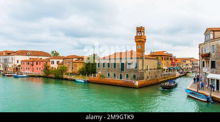 VENEDIG, ITALIEN - 25. SEPTEMBER 2019: INSEL MURANO, VENEDIG, ITALIEN. Farbenfrohe traditionelle Häuser im Murano. Murano Island in der Lagune von Venedig, Nor Stockfoto