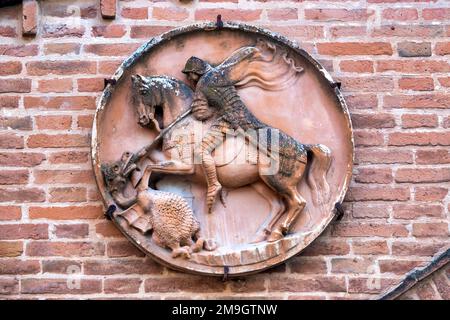 Der Heilige Georg und der Drache an der Wand der Kirche Santa Maria degli Angeli, Ferrara, Italien Stockfoto