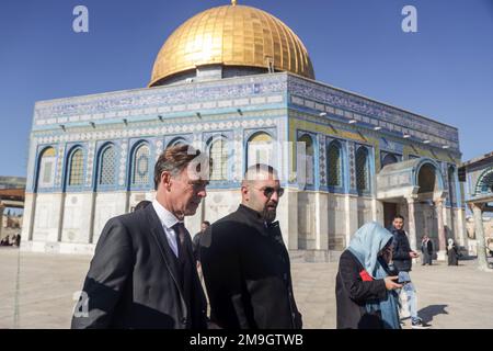 Jeruusalem, Israel. 17. Januar 2023. Der Leiter der Mission der Europäischen Union im Westjordanland und im Gazastreifen, Sven Kuhn von Burgsdorff (R), besucht die Al-Aqsa-Moschee in der Altstadt Jerusalems. Vertreter der Europäischen Union in Palästina Sven Kun von Burgsdorff, Zentrum, besucht die Al-Aqsa-Moschee mit einer Delegation von Vertretern und Konsulen von Ländern der Europäischen Union und gleichgesinnten Ländern in der Altstadt von Jerusalem. (Foto: Saeed Qaq/SOPA Images/Sipa USA) Guthaben: SIPA USA/Alamy Live News Stockfoto