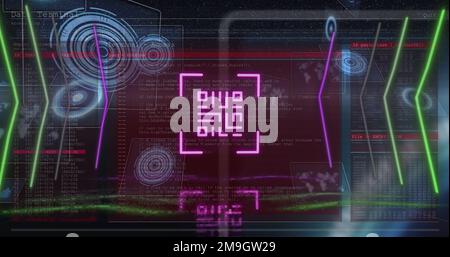 Bild des qr-Codes über Scope-Scans und Datenverarbeitung auf schwarzem Hintergrund Stockfoto
