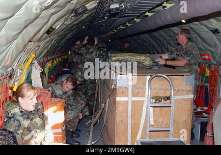 Mitglieder des 128. Air Tanken Flügels, Wisconsin Air National Guard, an Bord eines 155. Air Tanken Flügels, Nebraska Air National Guard, KC-135R Stratotanker bereiten sich auf den Einsatz zur Unterstützung der Operation DAUERHAFTE FREIHEIT vor. Die Operation DAUERHAFTE FREIHEIT unterstützt den Globalen Krieg gegen den Terrorismus (GWOT) und bekämpft den Terrorismus im Ausland. Betreff Operation/Serie: ENDURING FREEDOM Base: Lincoln Municipal Airport State: Nebraska (NE) Land: United States of America (USA) Szene Major Command gezeigt: AMC/ANG Stockfoto