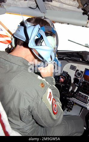 Der KC-135R Stratotanker Pilot vom 155. Air Tanken Flügel, Nebraska Air National Guard, überprüft seine Sauerstoffmaske während der Vorflugkontrolle, bevor er zur Unterstützung der Operation DAUERHAFTE FREIHEIT eingesetzt wird. DAUERHAFTE FREIHEIT unterstützt den Globalen Krieg gegen den Terrorismus (GWOT), der den Terrorismus im Ausland bekämpft. Betreff Operation/Serie: ENDURING FREEDOM Base: Lincoln Municipal Airport State: Nebraska (NE) Land: United States of America (USA) Szene Major Command gezeigt: AMC/ANG Stockfoto