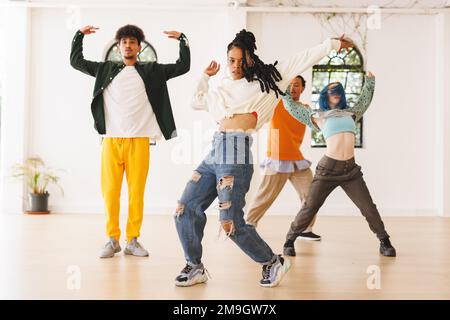 Bild verschiedener weiblicher und männlicher Hip-Hop-Tänzer während des Trainings im Tanzclub Stockfoto