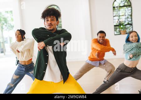 Bild verschiedener weiblicher und männlicher Hip-Hop-Tänzer während des Trainings im Tanzclub Stockfoto