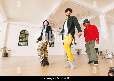 Bild einer Gruppe verschiedener weiblicher und männlicher Hip-Hop-Tänzer, die im Tanzstudio üben Stockfoto