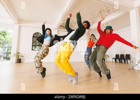 Bild einer Gruppe verschiedener weiblicher und männlicher Hip-Hop-Tänzer, die im Tanzstudio üben Stockfoto