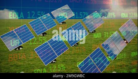 Bild von Trading Board und Solarpaneelen in grüner Landschaft Stockfoto