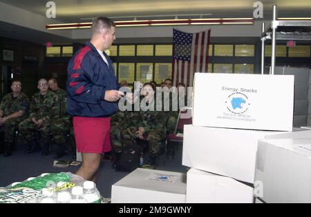 Mobilisiert im Rahmen der Operation ADLER Mitglieder des 105. Luftwaffenflügels versammelten sich in der Dining Facility der Stewart Air National Guard Base, Newburgh, New York. Sie hören den Technischen Sergeant Michael Antinucci, 105. AW Recruiter und Family Support-Vertreter, der die energiesparenden Snackpakete erläutert, die er der Gruppe demnächst herausgeben wird. Die Pakete wurden von Siebtklässlern der Wallkill Middle School zusammengestellt, in einem Dorf in Wallkill, New York, und der Einheit gespendet. ADLER ist eine teilweise Mobilisierung der Reserven für die Heimatverteidigung und zivile Unterstützungsmissionen als Reaktion auf die Terra Stockfoto