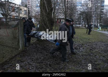 Kiew, Ukraine. 18. Januar 2023. Ukrainische Rettungskräfte tragen einen der Leichen der Opfer an dem Ort, an dem ein Hubschrauber in der Nähe eines Kindergartens in Brovary, außerhalb der Hauptstadt Kiew, abgestürzt ist und 16 Menschen, darunter zwei Kinder und der ukrainische Innenminister, in Kiew in der Ukraine getötet hat am Mittwoch, den 18. Januar 2023, sagten medizinische Quellen. Foto: Vladyslav Musiienko /UPI Kredit: UPI/Alamy Live News Stockfoto