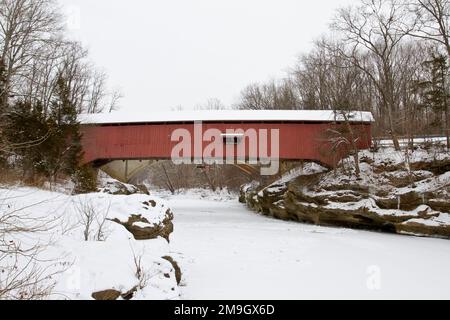 63904-03311 Narrows Covered Bridge im Winter im Turkey Run State Park, IN Stockfoto