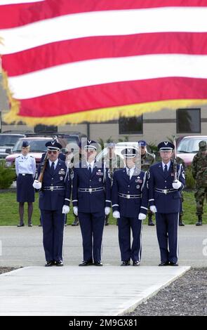 Der 121. Air Tanken Wings Color Guard erinnert sich an eine Einweihungszeremonie im Rickenbacker Air National Guard Base für den Rickenbacker Memorial Park. Der Memorial Park widmet sich den Erinnerungen von fünfzehn Flugzeugen, die ihr Leben im Dienst an die Einheit und das Land verloren. Die Flugtoten traten zu verschiedenen Zeitpunkten von 1947 bis 1988 auf. Der 121. Air Tanken WingÕs Color Guard erinnert an eine Einweihungszeremonie, die auf der Rickenbacker Air National Guard Base für den Rickenbacker Memorial Park stattfindet. Der Memorial Park widmet sich den Erinnerungen von 15 Flyern, die Stockfoto