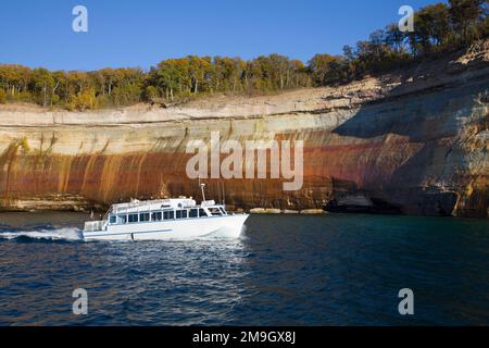 64745-00202 Uhr Bootstour Pictured Rocks National Lakeshore im Herbst vom Lake Superior in der Nähe von Munising MI Stockfoto