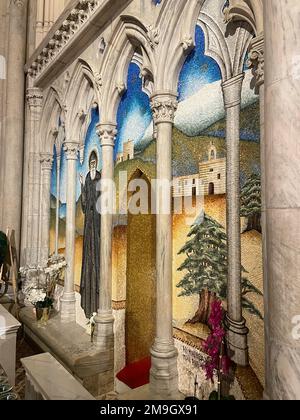 Das Innere der St. Patrick's Cathedral enthält viele Seiten, Alters, die verschiedenen Heiligen gewidmet sind, 2023, NYC, USA Stockfoto