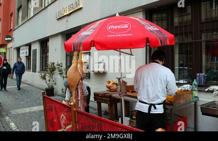 Traditionelle Schweinezeit im Pub U Maleho Berlina, in Prag, Tschechische Republik, 13. Januar 2023. Ein erfahrener Metzger verwandelte das Schwein in viele Delikatessen Stockfoto