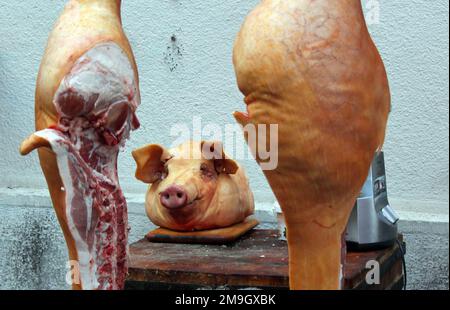 Traditionelle Schweinezeit im Pub U Maleho Berlina, in Prag, Tschechische Republik, 13. Januar 2023. Ein erfahrener Metzger verwandelte das Schwein in viele Delikatessen Stockfoto