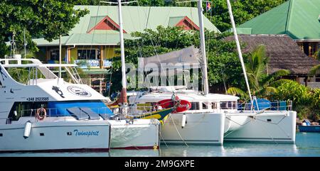 Ankerboote an Anlegestelle, La Passe, La Digue, Seychellen Stockfoto