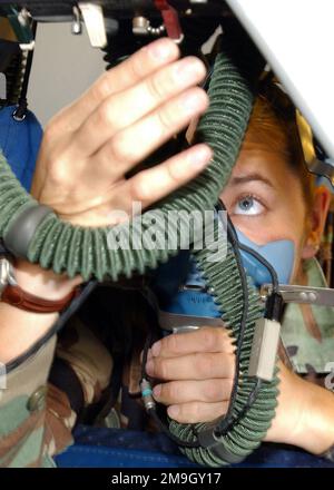 STAFF Sergeant Smith, ein Rettungstechniker der Air Force vom 28. Air Expeditionary Wing, Diego Garcia, überprüft den Sauerstoffregler und die Maske eines KC-10A Extender-Tankers vor dem Start während des Betriebs DAUERHAFTE FREIHEIT. Die Mitglieder der Lebenserhaltung der Flugbesatzung überprüfen die Instrumente vor und nach jedem Flug, um sicherzustellen, dass sie ordnungsgemäß funktionieren. Als Reaktion auf die Terroranschläge vom 11. September 2001 im New Yorker World Trade Center und im Pentagon leitete Präsident George W. Bush die Operation DAUERHAFTE FREIHEIT zur Unterstützung des Globalen Krieges gegen den Terrorismus (Global war on Terrorism, GWOT) ein, um den Terrorismus zu bekämpfen Stockfoto