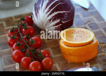 Set aus Gemüse und Obst auf dem Schneidebrett Stockfoto