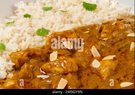 Hühnchen Korma und Reis aus der Nähe Stockfoto