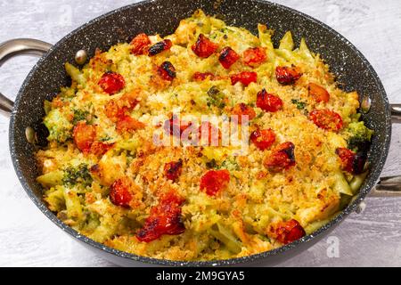 Pesto Lachs Pasta backen Stockfoto