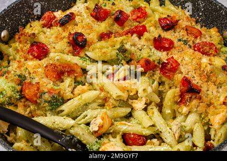 Pesto-Lachs-Pasta aus nächster Nähe backen Stockfoto