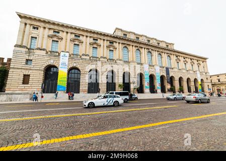 VERONA, ITALIEN - 26. SEPTEMBER 2019: Gran Guardia Palace (Palazzo della Gran Guardia) in Verona, Italien. Stockfoto