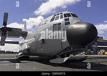 Ein Lockheed LC-130H aus dem 109. Airlift Wing, New York Air National Guard parkt auf der Rampe in Christchurch, Neuseeland zwischen den Einsätzen zum EIS zur Unterstützung der Operation DEEP FREEZE 2001 zur Amundsen-Scott Station am Südpol. Das Flugzeug ist mit Skiern ausgestattet, die es ermöglichen, auf dem Antarktis-Schneepack zu arbeiten. Betreff Operation/Serie: TIEFKÜHL 2001 Basis: Christchurch Staat: Canterbury Land: Neuseeland (NZL) Szene Hauptkommando gezeigt: ANG Stockfoto