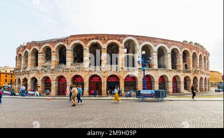 VERONA, ITALIEN - 26. SEPTEMBER 2019: Die Verona Arena (Arena di Verona) ist ein römisches Amphitheater auf der Piazza Bra in VERONA, ITALIEN. Stockfoto