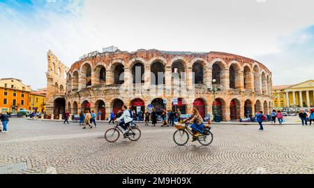 VERONA, ITALIEN - 26. SEPTEMBER 2019: Die Verona Arena (Arena di Verona) ist ein römisches Amphitheater auf der Piazza Bra in VERONA, ITALIEN. Stockfoto