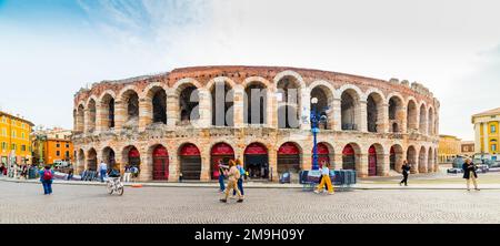 VERONA, ITALIEN - 26. SEPTEMBER 2019: Die Verona Arena (Arena di Verona) ist ein römisches Amphitheater auf der Piazza Bra in VERONA, ITALIEN. Stockfoto