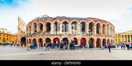 VERONA, ITALIEN - 26. SEPTEMBER 2019: Die Verona Arena (Arena di Verona) ist ein römisches Amphitheater auf der Piazza Bra in VERONA, ITALIEN. Stockfoto