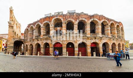 VERONA, ITALIEN - 26. SEPTEMBER 2019: Die Verona Arena (Arena di Verona) ist ein römisches Amphitheater auf der Piazza Bra in VERONA, ITALIEN. Stockfoto