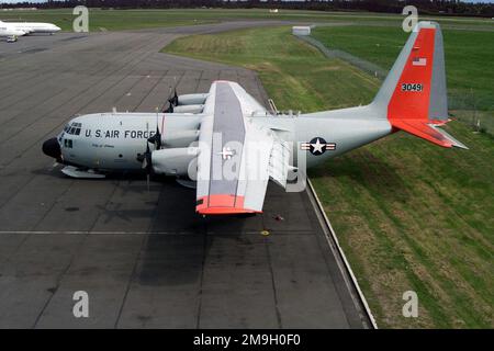 Ein Lockheed LC-130H mit dem Spitznamen „die Stadt Albany“ aus dem 109. Airlift Wing, New York Air National Guard, parkt auf der Rampe in Christchurch, Neuseeland zwischen den Einsätzen zum „EIS“ zur Unterstützung der Operation DEEP FREEZE 2001 zur Amundsen-Scott Station am Südpol. Betreff Operation/Serie: TIEFKÜHL 2001 Basis: Christchurch Staat: Canterbury Land: Neuseeland (NZL) Szene Hauptkommando gezeigt: ANG Stockfoto