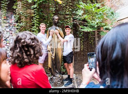 VERONA, ITALIEN - 26. SEPTEMBER 2019: Bronze-Juliet-Statue mit Völkern im Haus der Julia. Verona, Italien. Beliebter Ort für Touristen. Stockfoto