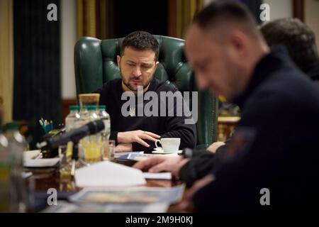 Kiew, Ukraine. 18. Januar 2023. Der ukrainische Präsident Wolodymyr Zelenskyy, Left, bittet eine Anhörung während eines Briefing über die Such- und Rettungsaktion in Dnipro am Standort eines von einer russischen Rakete zerstörten Wohnungsgebäudes im Mariinskyi-Palast am 17. Januar 2023 in Kiew, Ukraine. Kredit: Ukrainischer Ratsvorsitz/Ukrainischer Ratsvorsitz/Alamy Live News Stockfoto