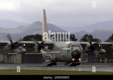 Ein Lockheed LC-130H von der 109. Airlift Squadron, New York Air National Guard, fährt zur Abreise nach Christchurch, Neuseeland, zum Südpol, zur Unterstützung der Operation DEEP FREEZE 2001, um McMurdo Station auf Ross Island in der Antarktis aufzufüllen. Der LC-130H ist mit Skiern ausgestattet und ermöglicht den Betrieb auf dem antarktischen Schneepack. Betreff Operation/Serie: TIEFKÜHL 2001 Basis: Christchurch Staat: Canterbury Land: Neuseeland (NZL) Szene Hauptkommando gezeigt: ANG Stockfoto